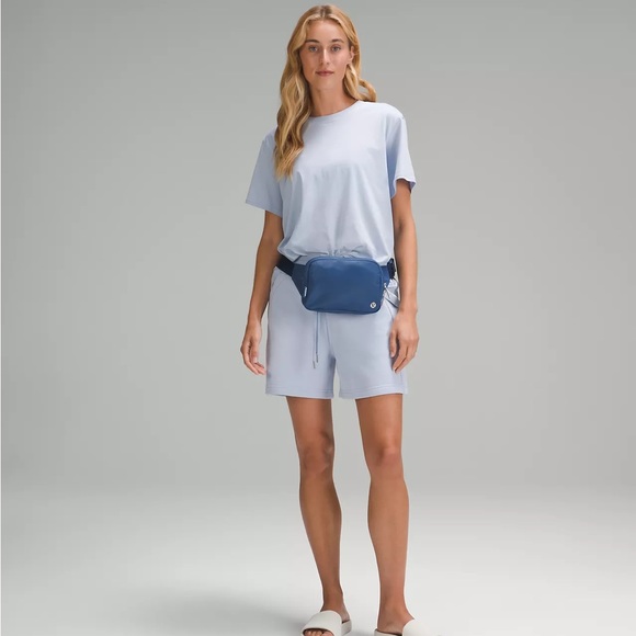 LULULEMON | ✨NEW✨ Everywhere Belt Bag Large 2L in Pitch Blue - Picture 6 of 7